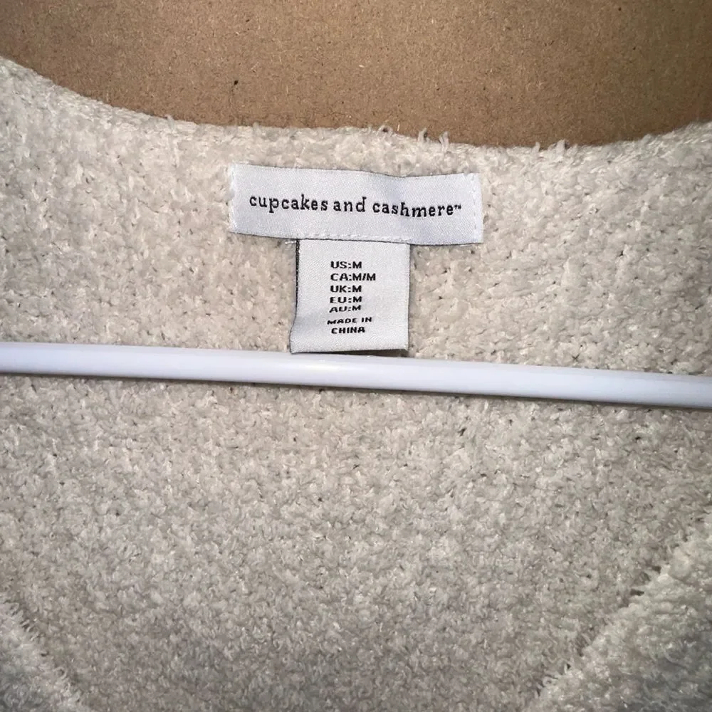 Cupcakes & Cashmere Cream Plush Longline Relaxed V Neck Sweater | Size M
